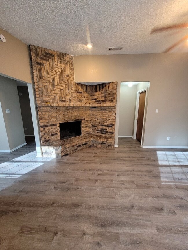 Building Photo - Spacious 3 bed 2 bath townhome!