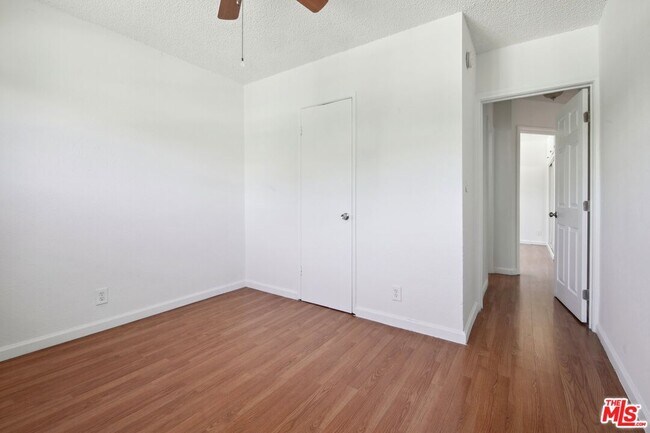 Building Photo - 6612 De Longpre Ave