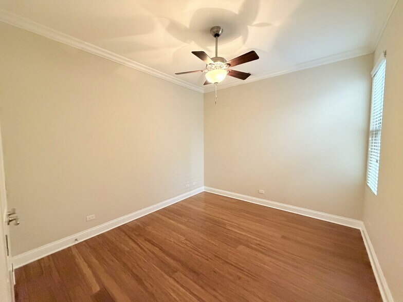 Building Photo - 1002 W Van Buren St