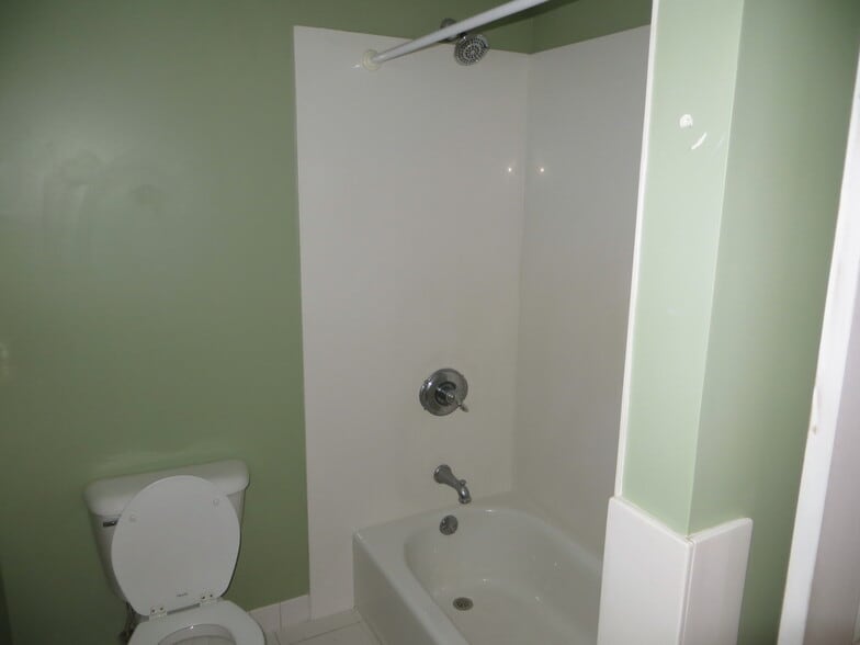 shower/bath - 2115 Gladstone Ave