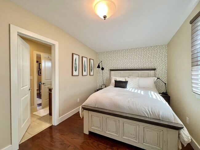 Building Photo - Two Bedroom Downtown Napa Gem