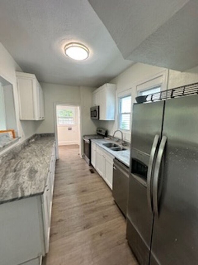Building Photo - Fully renovated house for Rent!