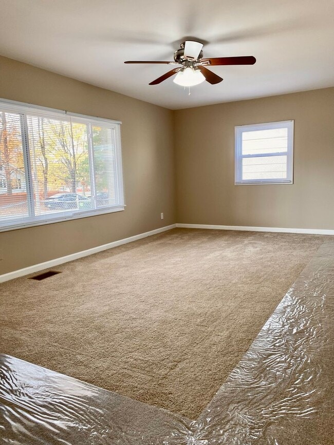 Building Photo - Move In Ready! Beautiful 3B 1b home in Lindenwood Park FIRST MONTH FREE