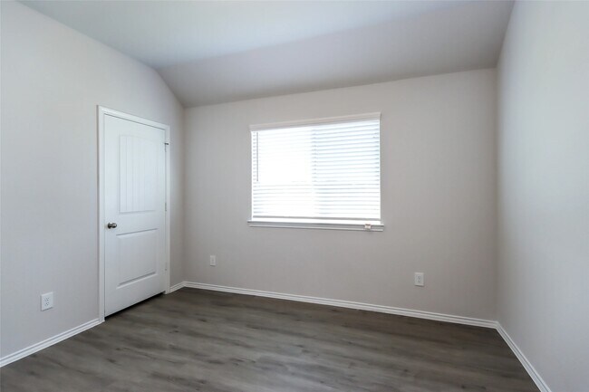 Building Photo - 21310 Shadbush Avenue