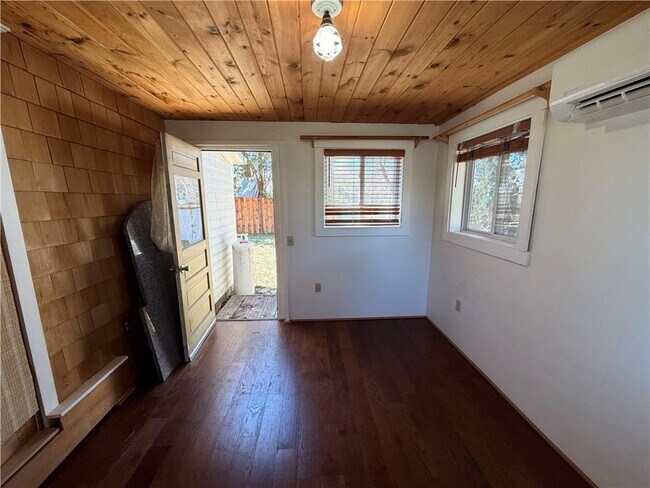 Building Photo - 112 King Phillip St