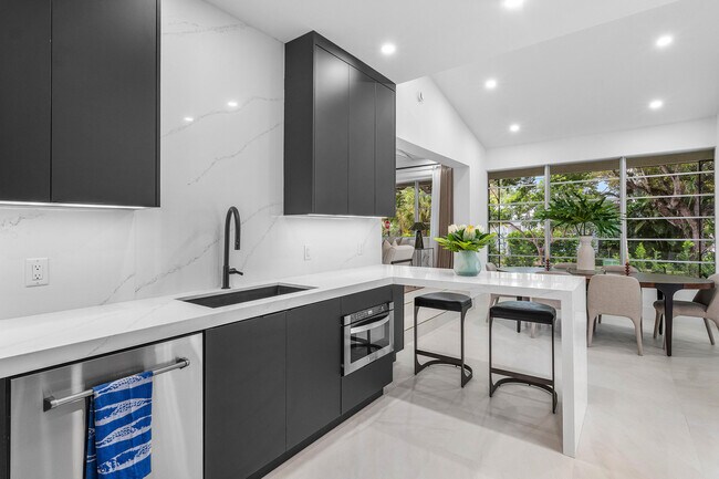 Building Photo - 2330 Lake Ave