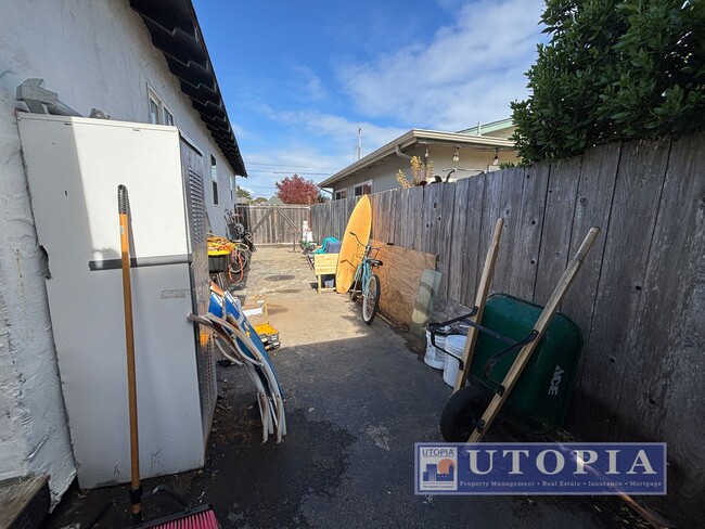 Building Photo - Charming, Sun-Filled 2BD/1BA Home on Quiet...