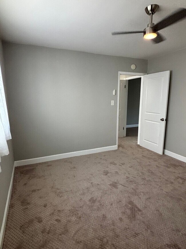 Building Photo - 1 Bedroom available now!