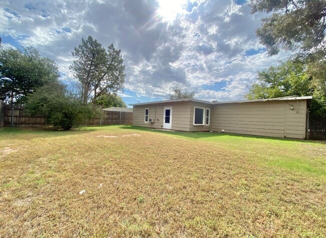 Building Photo - 3 bed 1 bath 2 car garage now available in the medical district