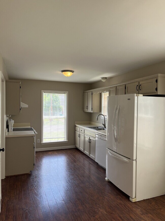 Building Photo - "Charming 3-Bedroom Home with 2 Full Baths in Beautiful Thompson's Station!" FENCED BACKYARD!