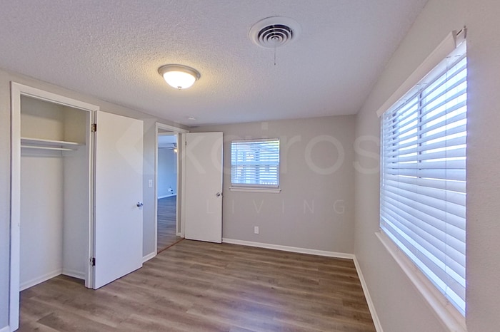 Building Photo - 208 4th Ave