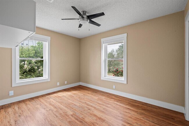 Building Photo - 33 Valley View Dr