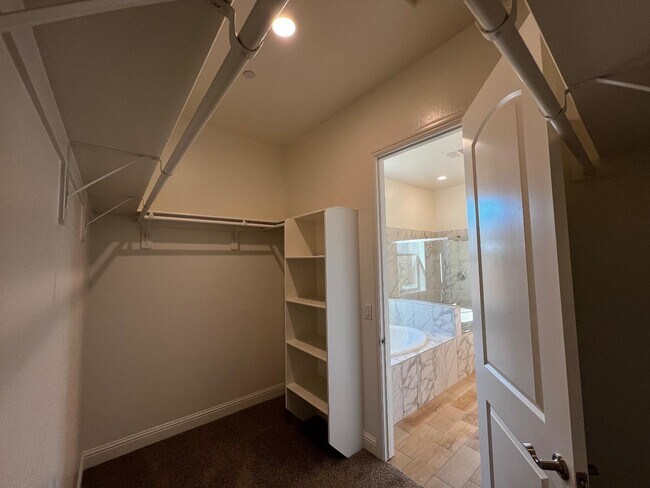 Building Photo - 2112 Daffodil St