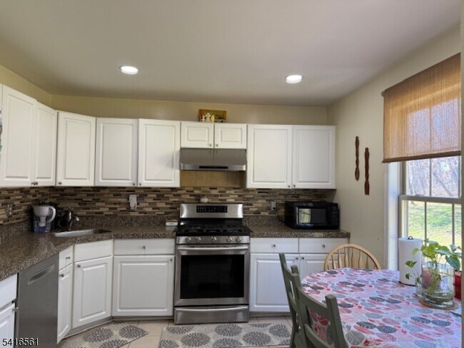 Building Photo - 1704 Bergen Ct