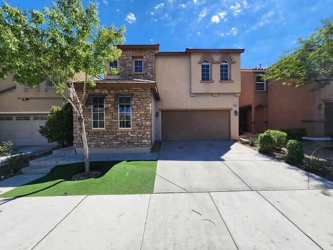 Building Photo - Stunning 4 Bed 3 Bath 2 Story Home with Loft