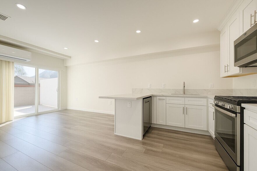 Primary Photo - 5244 Whitsett Ave