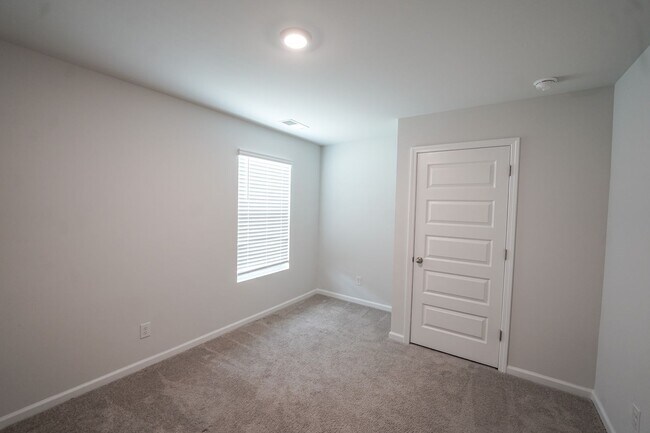 Building Photo - AVAILABLE NOW!