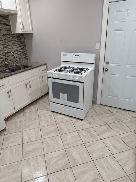 Building Photo - 748 E 28th St