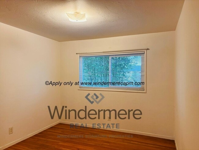 Building Photo - 2 bed/1 bath duplex in prime location! Wat...