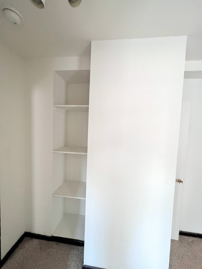 Building Photo - 3933 N Clarendon Ave