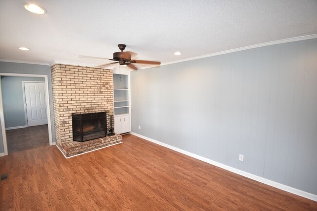 Building Photo - Beautiful 3 Bedroom and 2 Bath Home (No Pets)