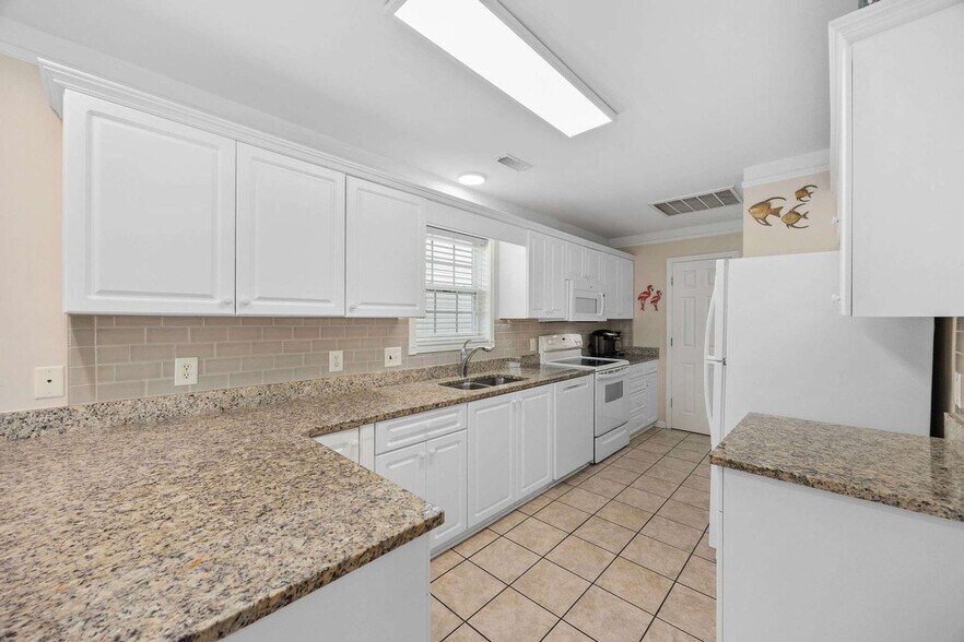 Building Photo - 113A S Yaupon Dr