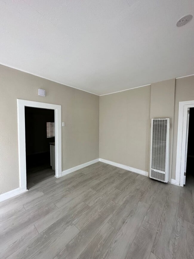 Building Photo - Updated Corner Lot Home – 2bd/2ba