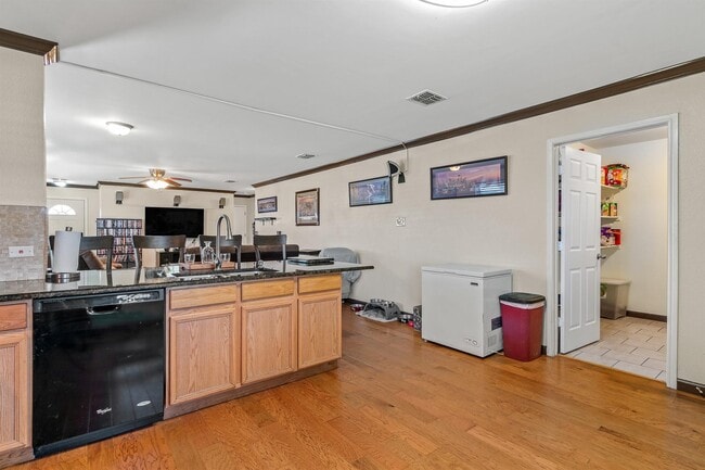 Building Photo - 120 Live Oak Ln