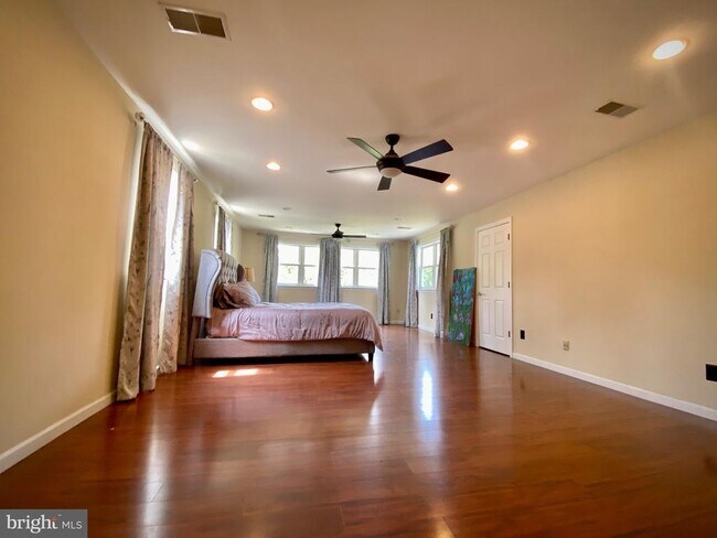 Building Photo - 99 Ivy Ave