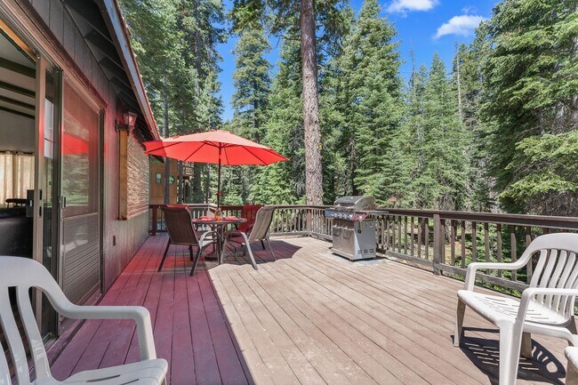 Building Photo - New to the Rental Market! FURNISHED Custom 3 Bdrm Hm w/Garage