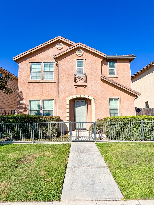 Building Photo - 5537 N Gates Ave