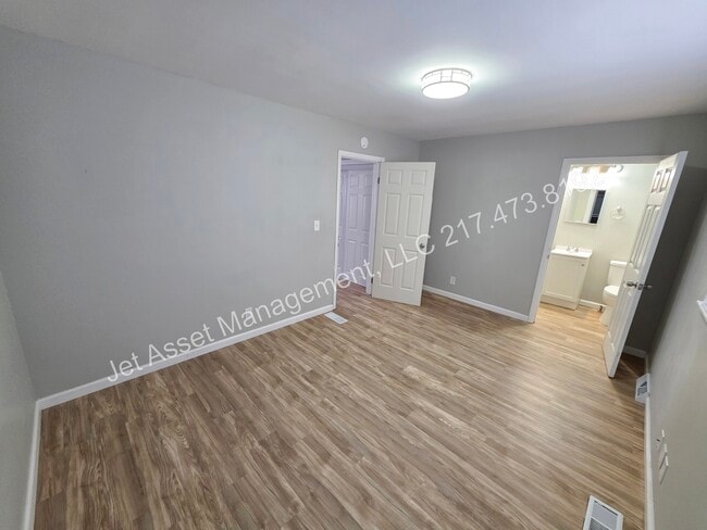 Building Photo - 3 bed, 1.5 baths, 2 car garage, fenced yard!