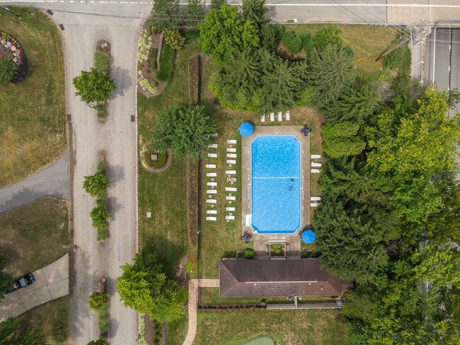 Building Photo - 804 Fairways Dr
