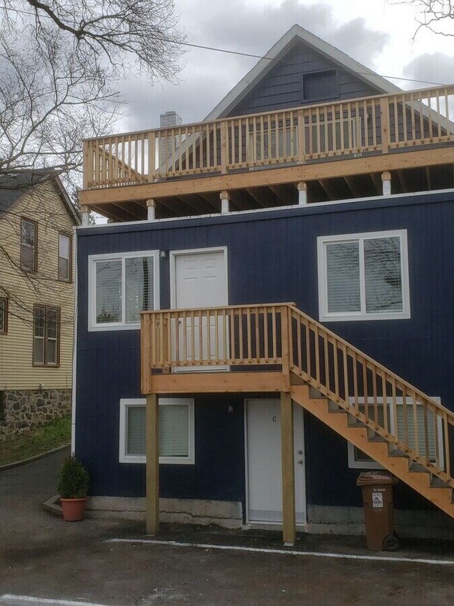 Building Photo - Updated 2 Bd 2 Ba 1050 sq/ft unit w/ laundry & off-street parking 1/2 Month Free Rent