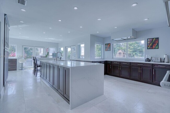 Building Photo - 13300 Biscayne Bay Terrace