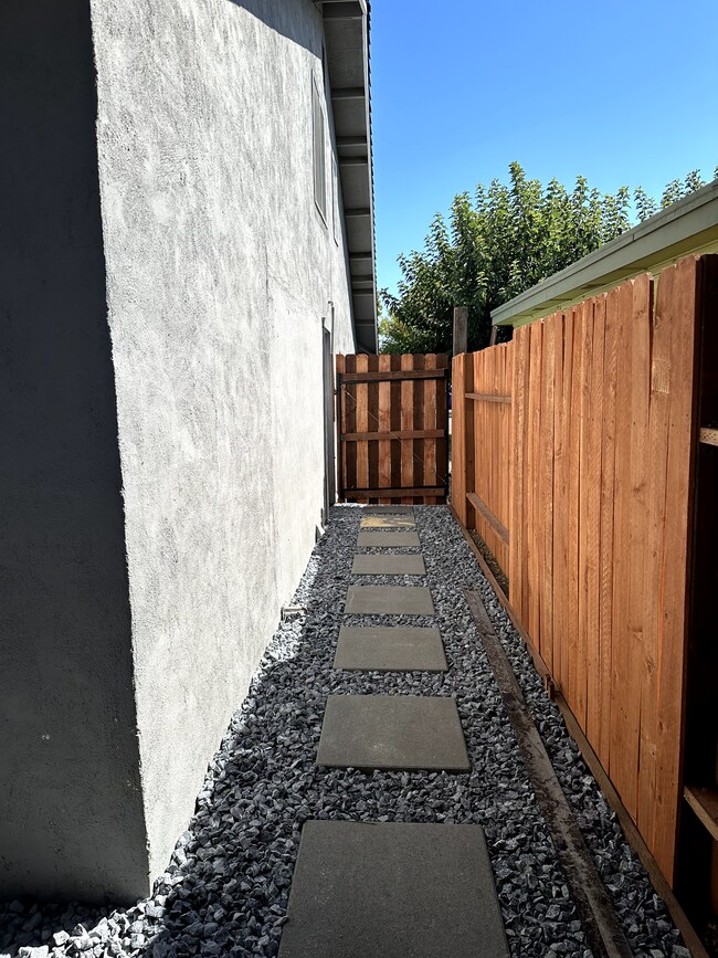 Building Photo - 2037 Robert Way