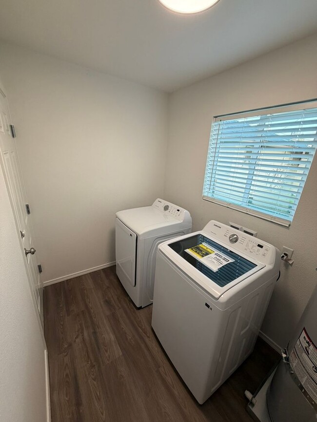 Building Photo - Newly Remodeled 2 Bedroom!