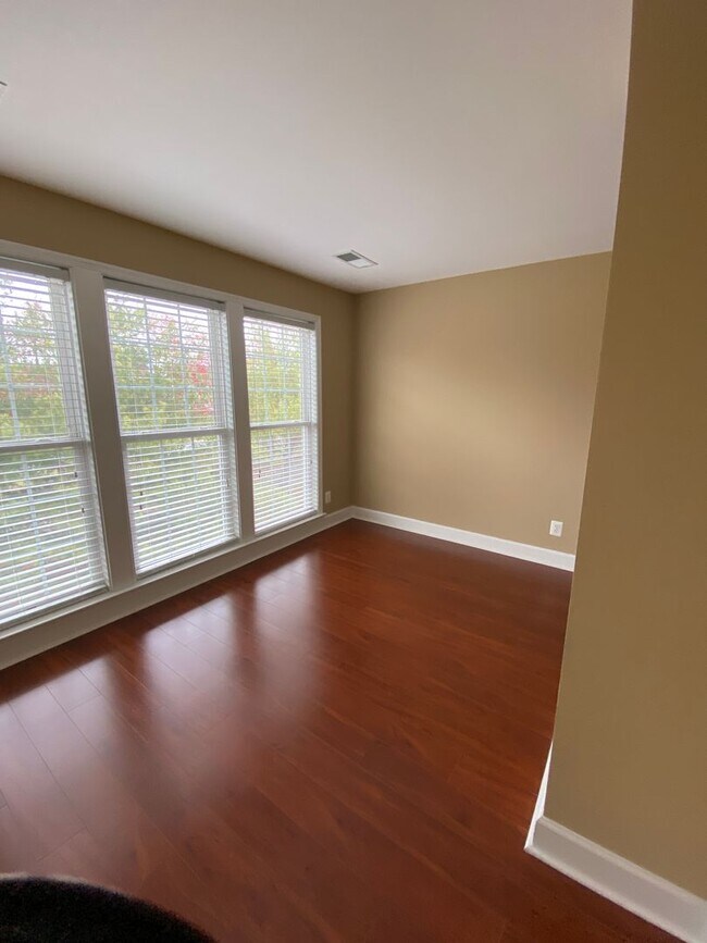 Building Photo - Bright and Spacious End Unit Townhouse in ...