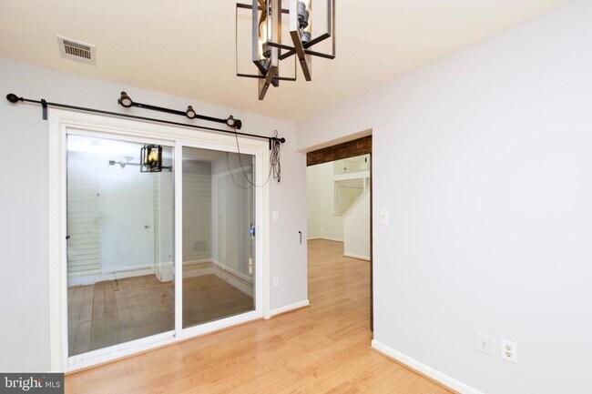 Building Photo - 3377 Lakeside View Dr