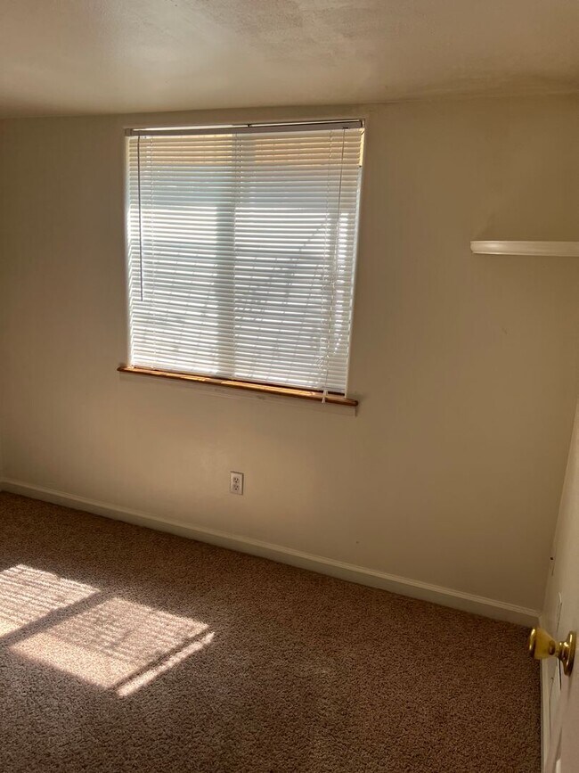 Building Photo - AVAILABLE NOW - BEAUTIFUL 6 bedroom home F...