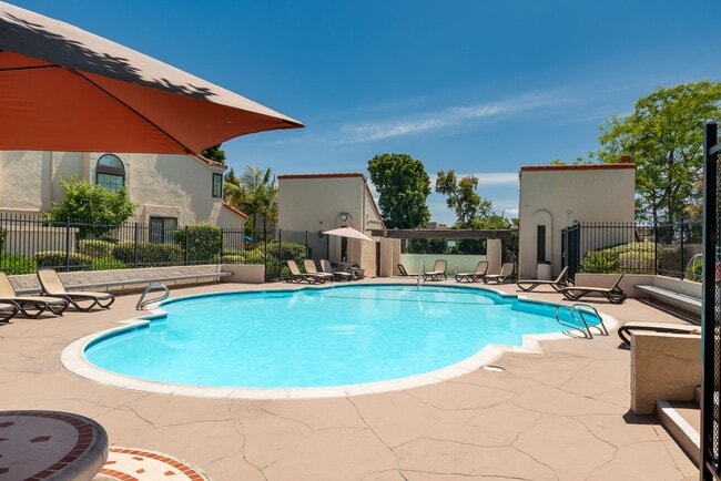 Building Photo - Beautiful 3 bedroom 2.5 bath townhouse across the street from Lake Murray