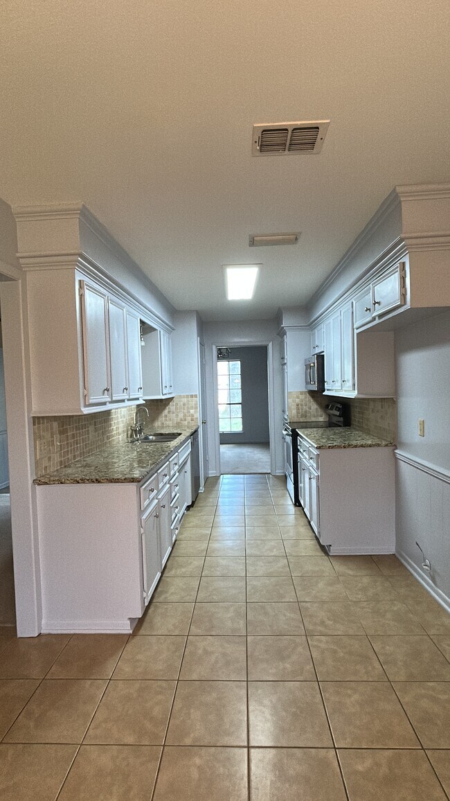 Building Photo - 1412 Woodbridge Dr