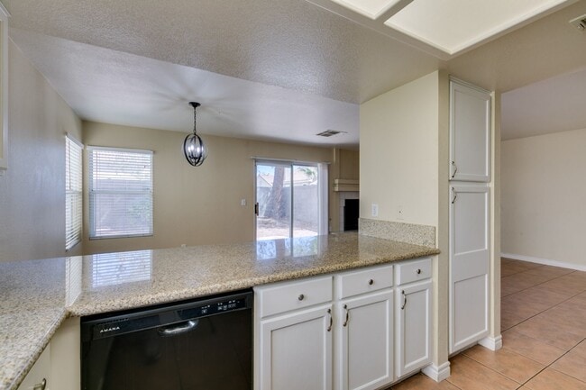 Building Photo - SUMMERLIN, SPACIOUS, 4 BED HOME WHITH A LARGE BACKYARD