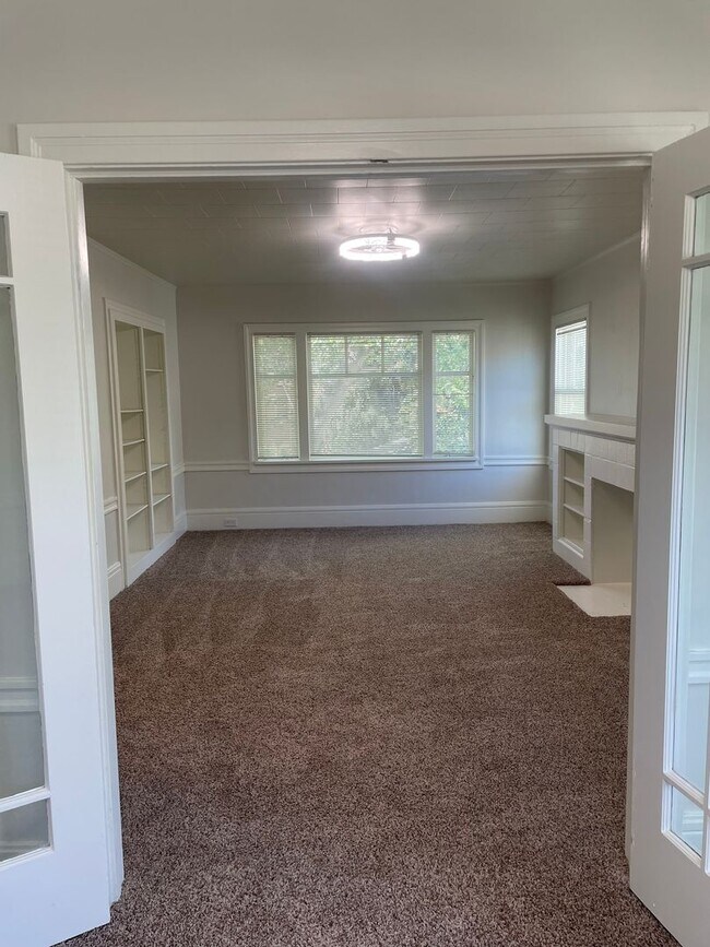 Building Photo - Two Bedroom 1 Bathroom Upstairs Unit