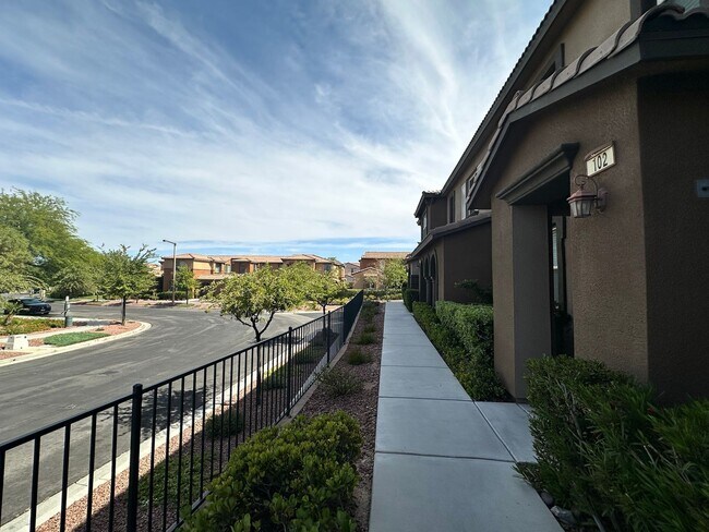 Building Photo - Summerlin Townhome