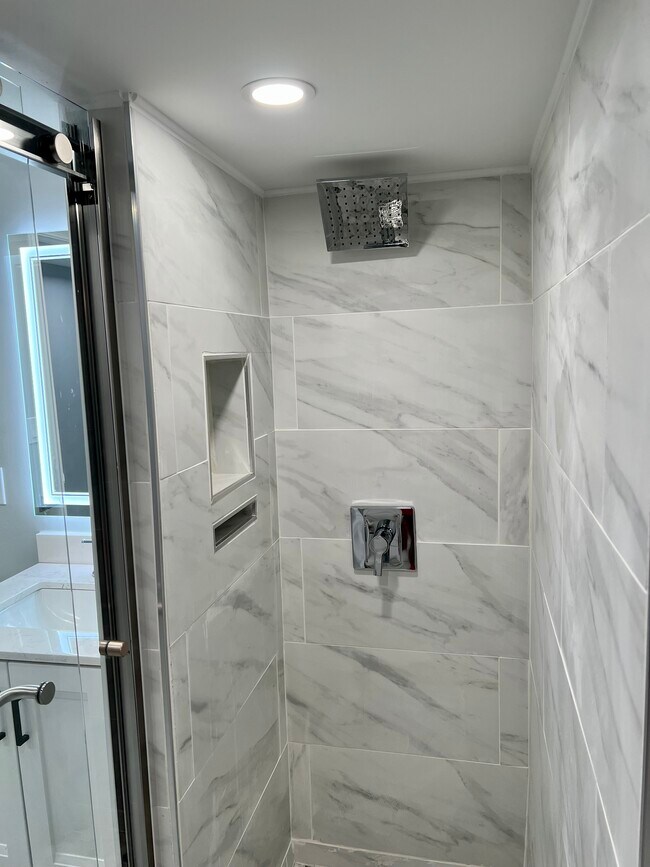 Building Photo - 1833 N Sawyer Ave