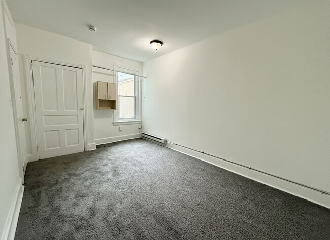 Building Photo - 636 W Lafayette St