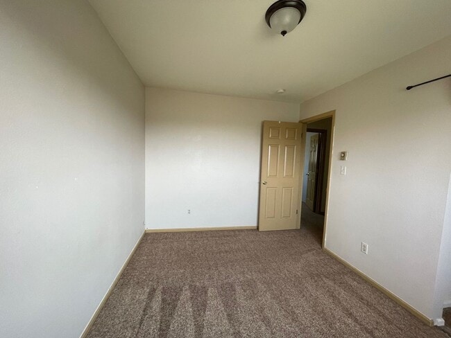 Building Photo - Nice 2 Story Townhome with Garage