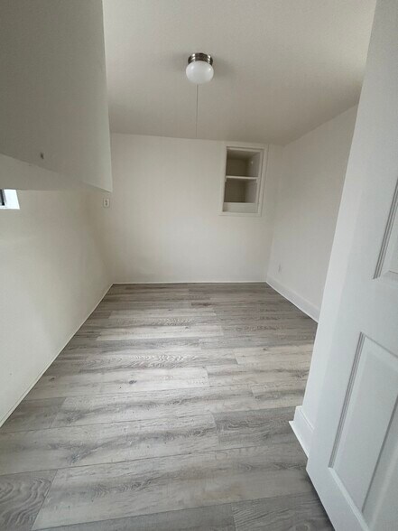 Building Photo - 325 35th St