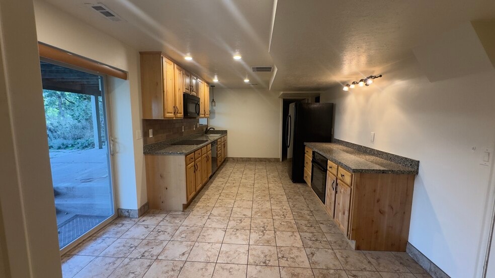 Building Photo - 441 Canyon Estates Dr